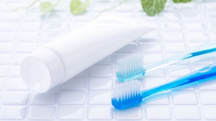 白い歯磨き粉と青い歯ブラシの写真