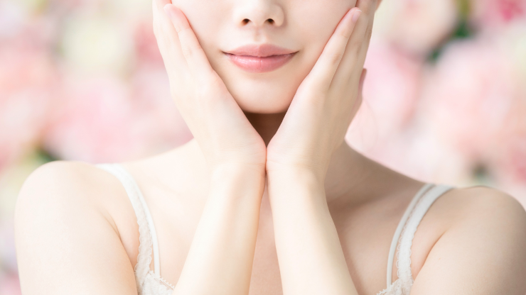 頬に手をあてる女性