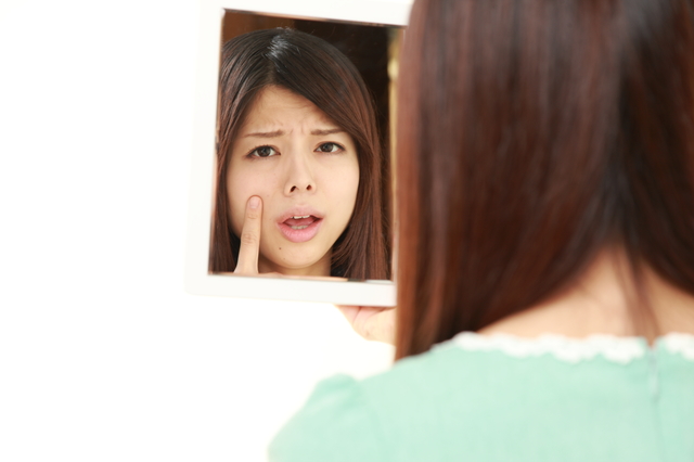 肌悩みを抱える女性