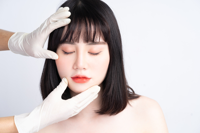 東京中央美容外科で埋没法のカウンセリングを受ける女性