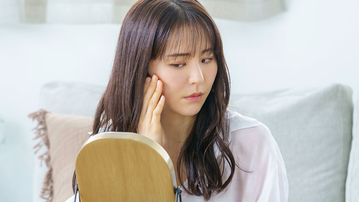 肌荒れが気になる女性