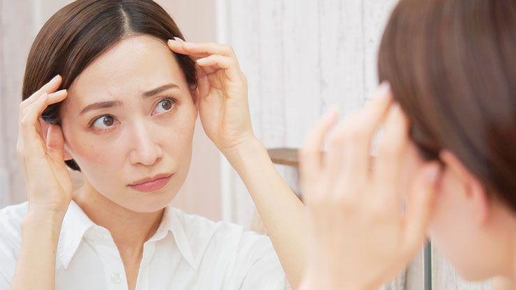 おでこのシワが気になる女性