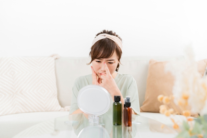 眉間のシワが気になる女性