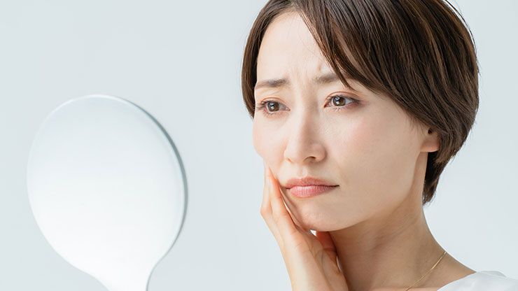 ほうれい線が目立つのが気になる女性
