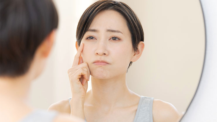 目元の小じわが気になる女性