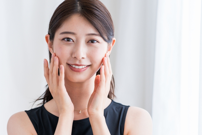リフトアップケアをする女性