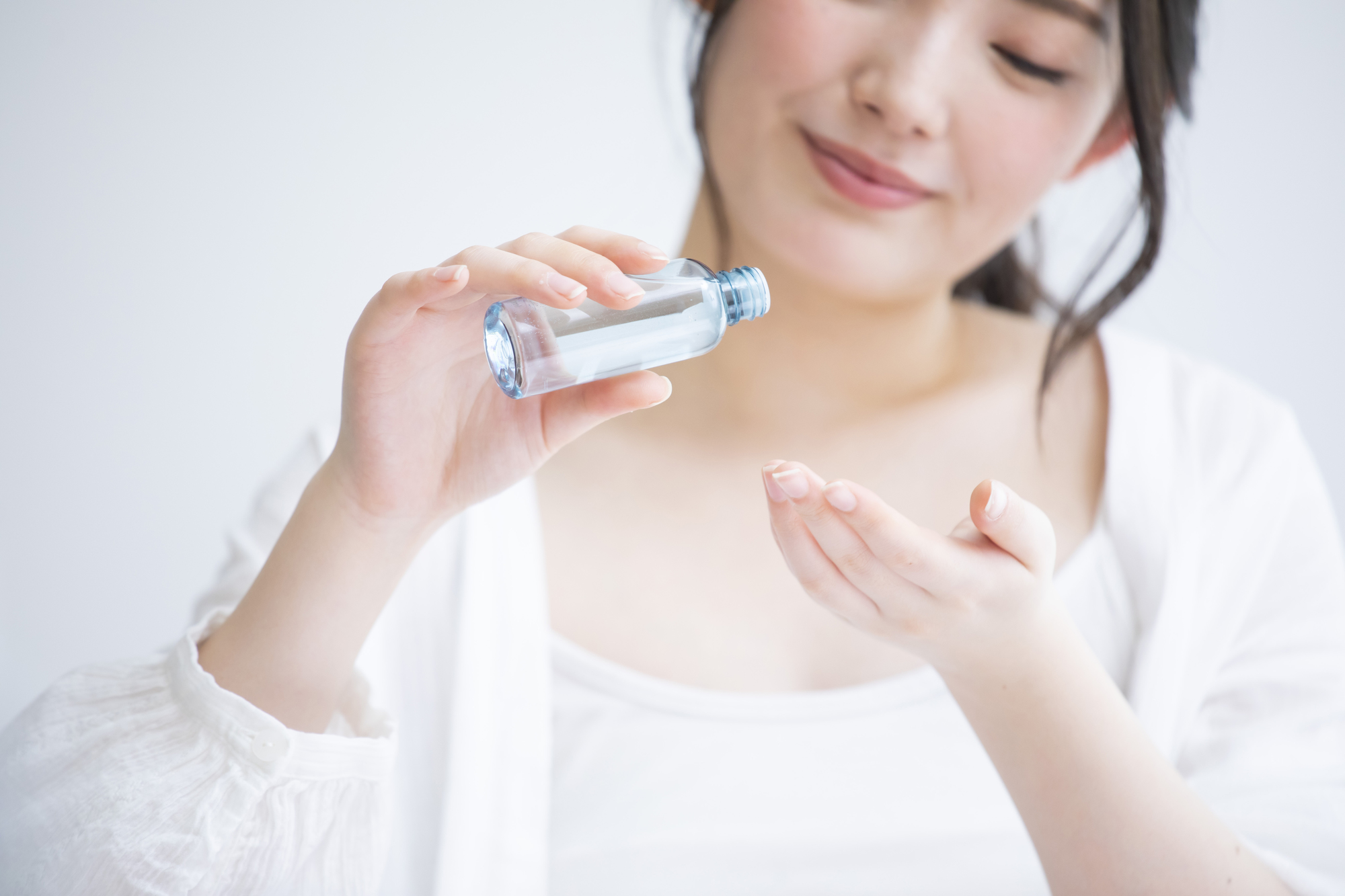 スキンケアする女性
