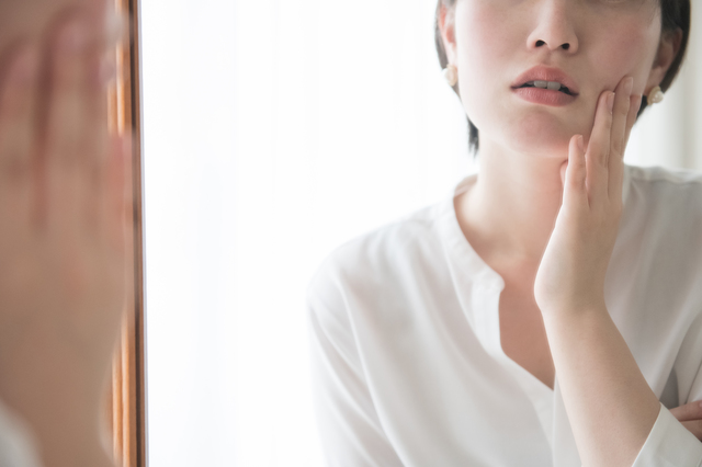 ほうれい線が気になる女性
