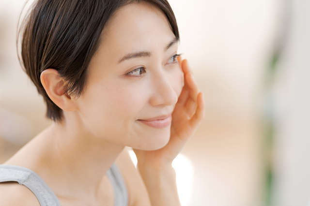 目尻のシワが気になる女性