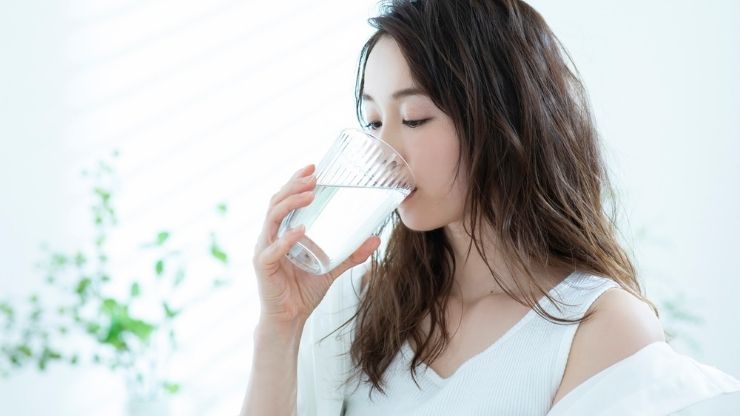 水を飲む女性の写真