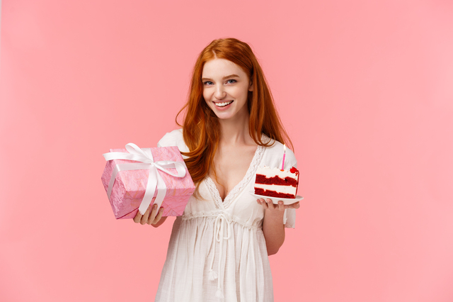 ケーキをプレゼントする女性